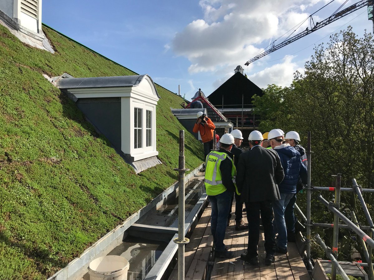 Sempergreen's tweet photo. Wethouders Marloes Borsboom en René van Hemert hebben vanmorgen een bezoek gebracht aan het groendakproject van gebouw De Ottoburg in Rijswijk. Het ruim 100 jaar oude dak wordt vervangen door een duurzaam groendak. #renovatie #groendak #Rijswijk #hellenddak #Sedumdak https://t.co/tLORtt12HI