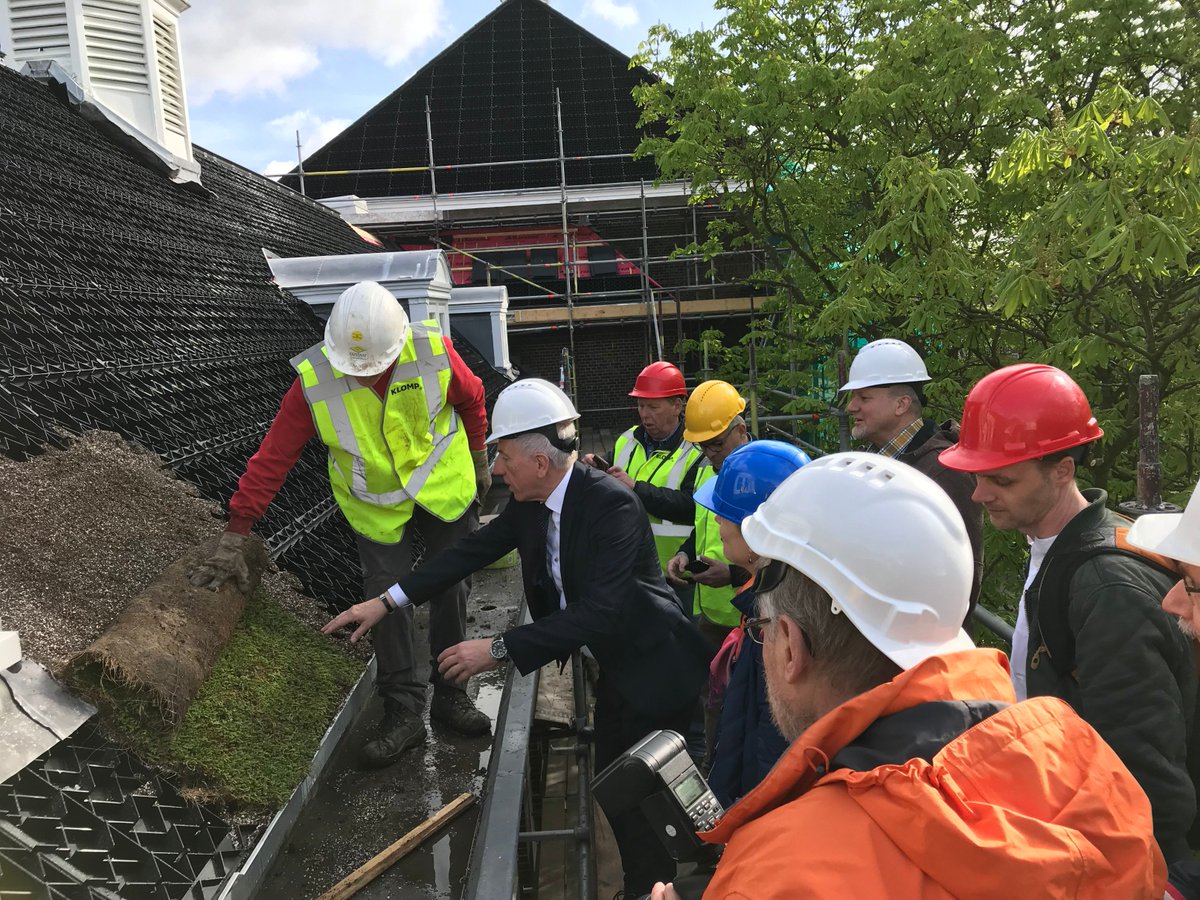 Sempergreen's tweet photo. Wethouders Marloes Borsboom en René van Hemert hebben vanmorgen een bezoek gebracht aan het groendakproject van gebouw De Ottoburg in Rijswijk. Het ruim 100 jaar oude dak wordt vervangen door een duurzaam groendak. #renovatie #groendak #Rijswijk #hellenddak #Sedumdak https://t.co/tLORtt12HI