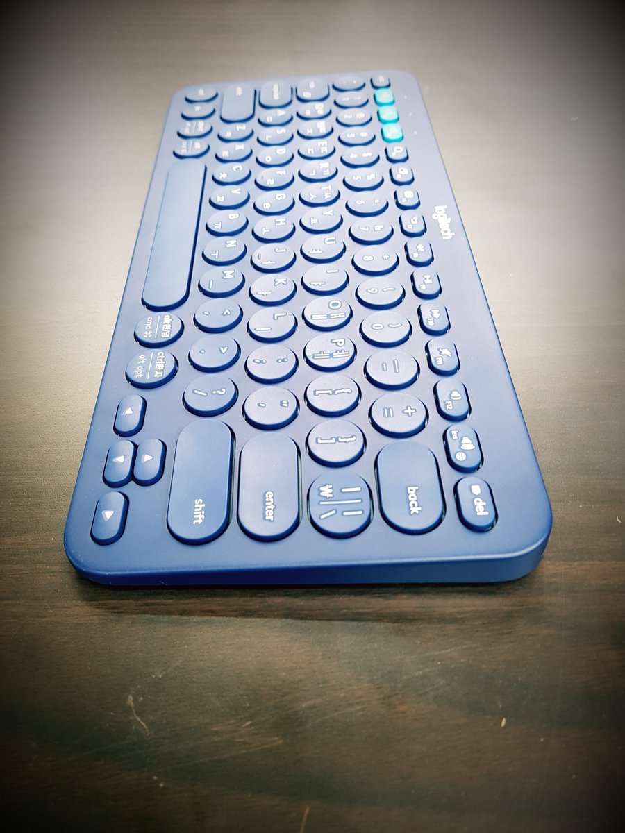 comwoori's tweet photo. 76번째 이벤트 입니다!
이번에는 조금 정갈한 로지텍 제품입니다!
K380 이라는 블루투스 키보드구요. 동그랗고 낮은 키캡에 블루색상 제품입니다!
블루투스지원되는 노트북이나 블투동글이 사용중인 PC에서 사용가능합니다.
4월19일(목) 마감이구요. RT해주시면 추첨해서 한분 드릴게요! https://t.co/HndUU0xk0V
