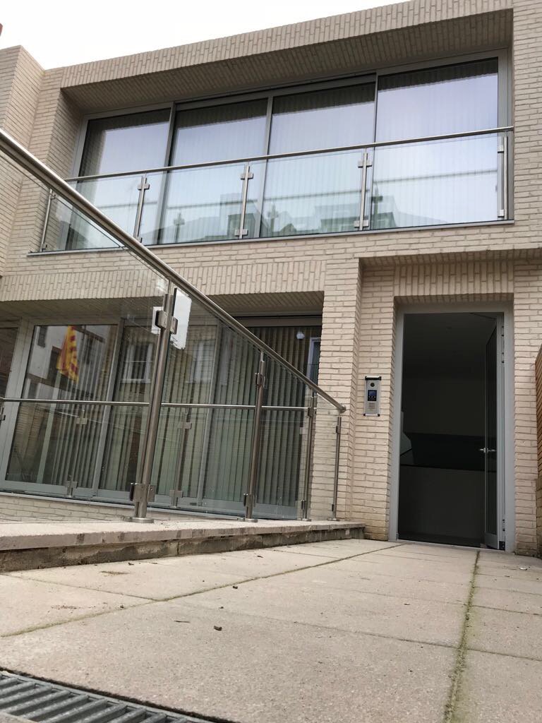 cambsglass's tweet photo. Cambs Glass Ltd posted balustrades system, design, manufactured and installed in house and using tgh/laminated glass throughout. #balustrade #glass https://t.co/fd0YQEc2e8