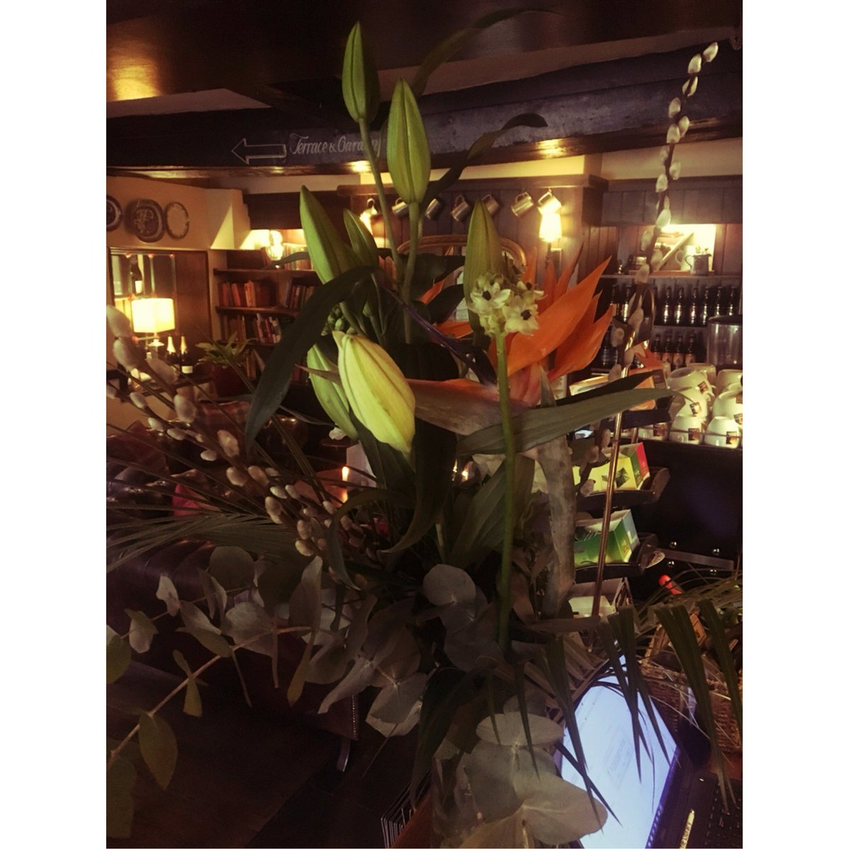 TheColesbourne's tweet photo. We get our beautiful flowers from Oops a daisy! in Cirencester. They are always top notch and look fantastic so make sure you check them out on Cricklade Street. https://t.co/3tIZFxmfLn @oopsinfo #flowers #pub #florist #cirencester https://t.co/gT6E3IXV62