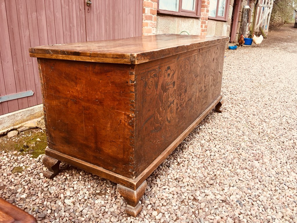 MarcusMooreAntq's tweet photo. An Italian Cassone in Cedarwood @MarcusMooreAntq #marriagechest #antique #countryhouse #ForSale #interiordesign https://t.co/m0DKPtPv2v