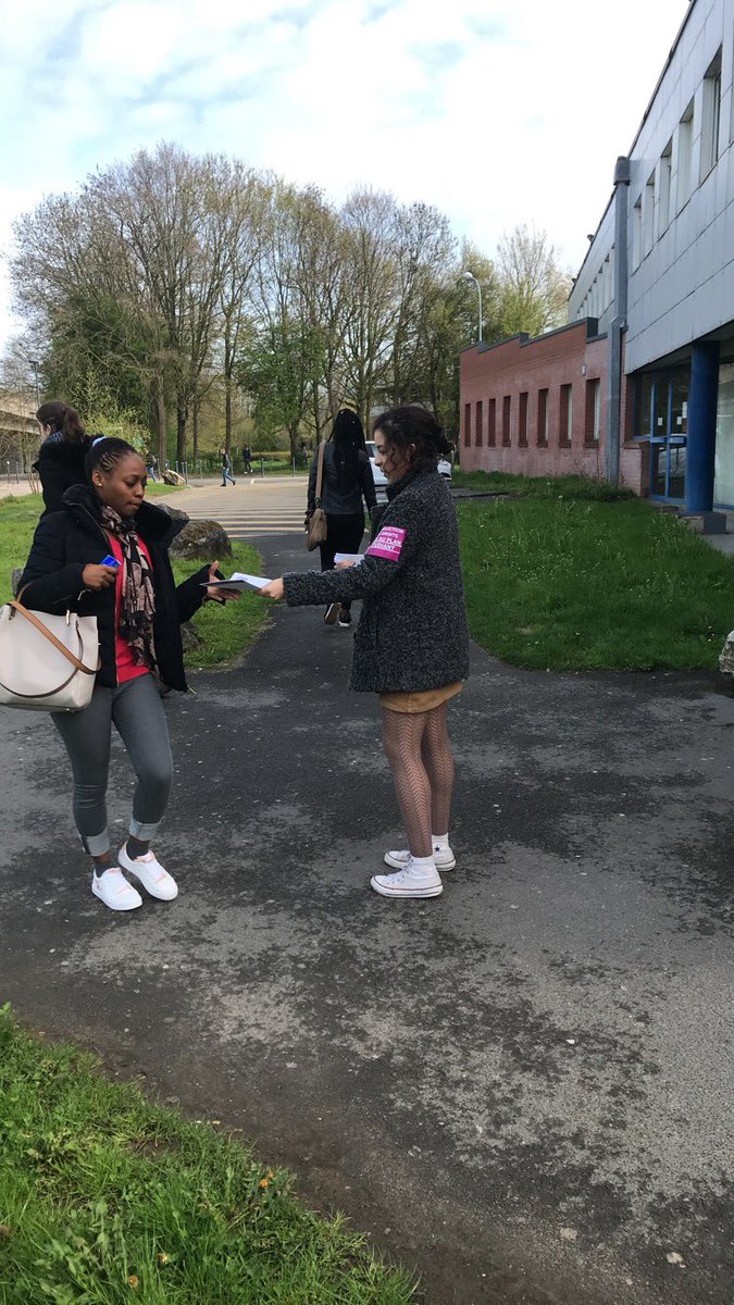 union_etu_lille's tweet photo. L’UNEF est sur le campus cité scientifique pour vous informer sur le plan étudiant et vos droits pendant les examens ! @UNEF #lille #sosexam #NonALaSelection https://t.co/JHmLkPPFpb