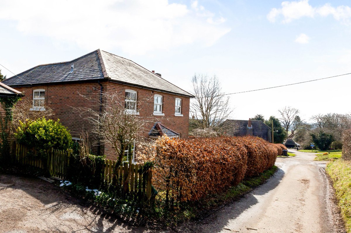 A well presented house in a sought after village #ForSale in #UpperChute #SP11 bit.ly/2vlproI
