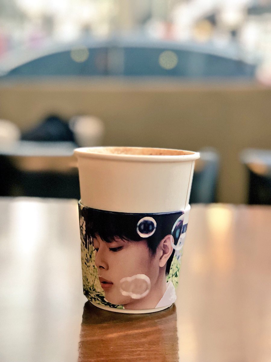 Suri_0304's tweet photo. #유선호컵홀더_인증이벤트
@SeeYooSeon 

컵홀더 이벤트 열어주셔서 정말 감사해요~
카페에 들어서자마자 선호의 컵홀더들로
장식되어 있어서 너무 좋았어요!☺️❤️
하루의 피로가 싹 날아가는 행복한 기분🎶

#유선호 #강남카페스팟 #유선호컵홀더
#선호야데뷔축하해 #유선호미니앨범
#봄이오면 https://t.co/WuRDhDiCOV