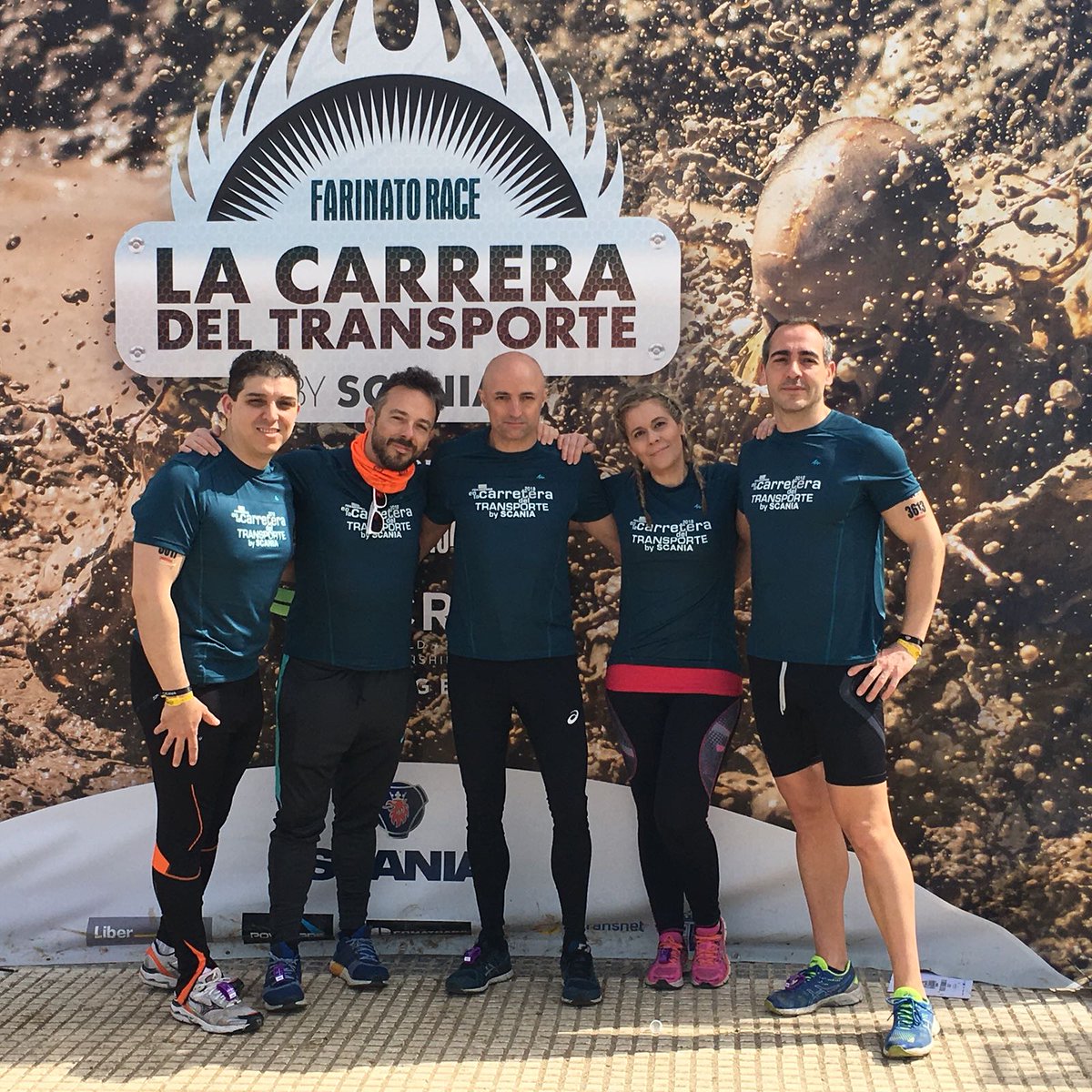 EnCarretera2013's tweet photo. Contentísimos de que nuestro equipo completara con éxito y sin lesiones la @FarinatoRace gracias a @ScaniaSpain #somosfarinato https://t.co/yn8s5j74bk