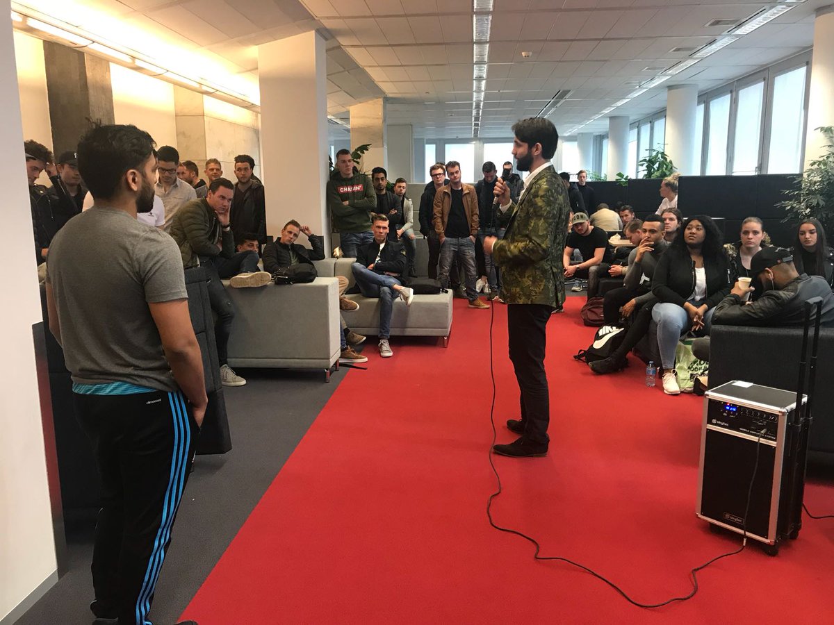 Afgelopen donderdag kregen de studenten een #masterclass van hun eigen docent: Yuri Villa Rikkers over MVP. Het was een leerzame masterclass. Bedankt Yuri! #adondernemen #ondernemerstuin