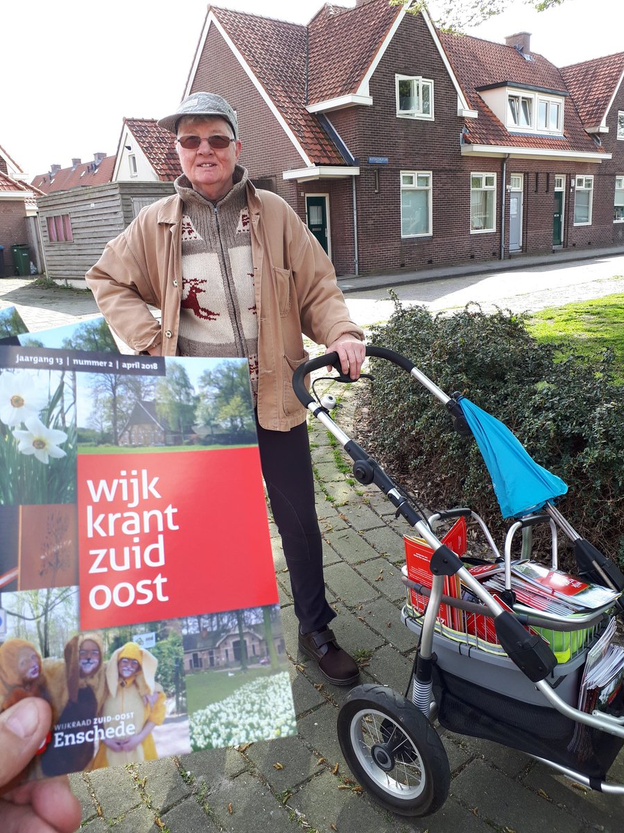 B_Visschedijk's tweet photo. Vrijwilligster op pad wijk Hogeland-Noord #enschede , bezorging wijkkrant @WijkZuidOost #wijkagent #politie https://t.co/wniemsz17i