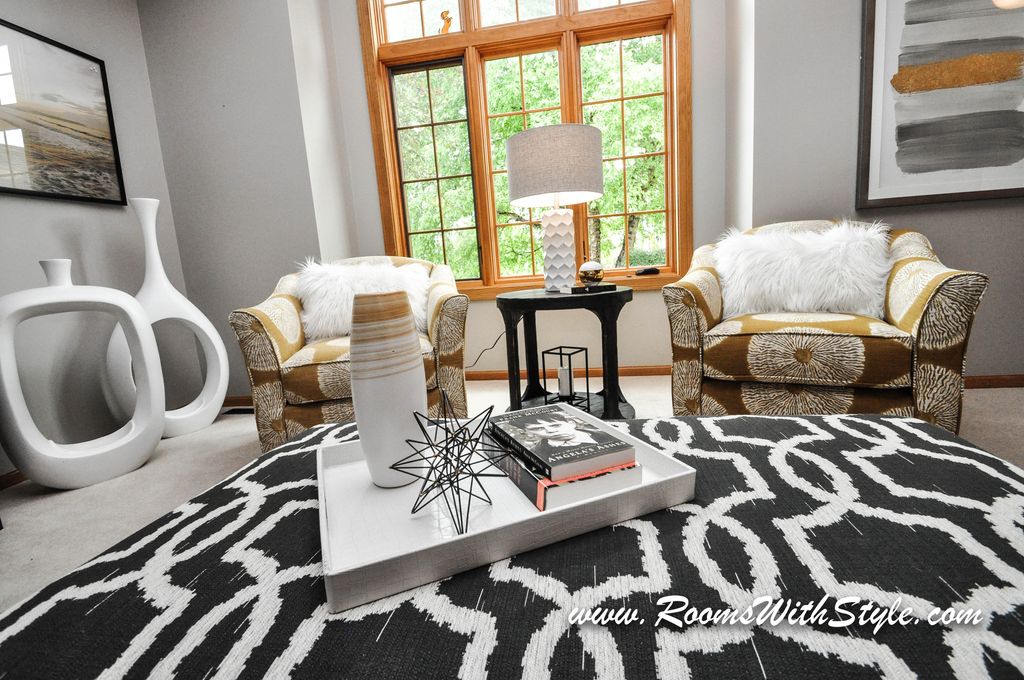 HomeStagingMN's tweet image. Happy Monday! Be Sassy..... #MixingPatterns #BeBold #LivingRoom roomswithstyle.com