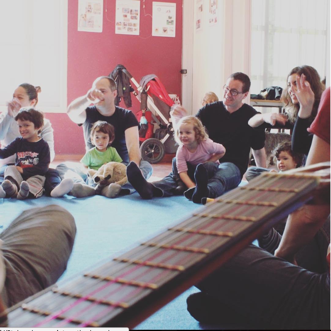 MusicTogetherB's tweet photo. The adults participation is essential in a Music Together session! 🥁👏💃🏿 #keeponhumming #musictogetherbarcelona #musictogether #barcelona #musiceducation #musickids #musicclass #musicsessions #musicforkids #kidsmusic #expressingmyself #barcelonamusica https://t.co/ncYOR5V7A1