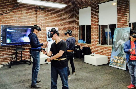 gmw3_'s tweet photo. A new multi-user, business-focussed wireless solution for HTC Vive has been announced by @TpcastVR: https://t.co/LHDzxb58Hg https://t.co/EMrgvBUA2C