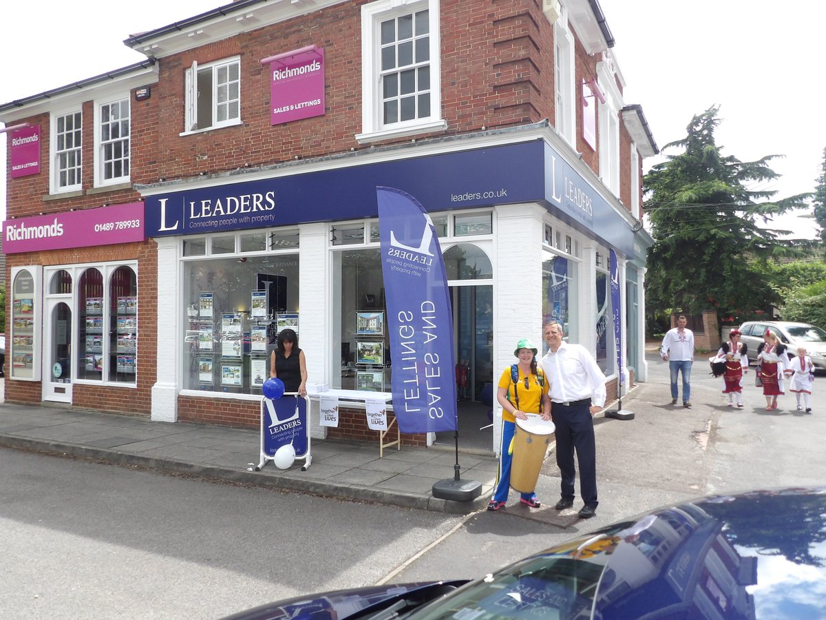 Busy Busy Busy in Hedge End sunshine today !! Happy Mondays! #bez #mondaymotivation <a href="/LeadersLimited/">Leaders</a> <a href="/SbuxHedgeEnd/">Starbucks Hedge End</a> @hedgeendradio <a href="/HedgeEnd_GC/">HedgeEnd Golf Centre</a> 😀🌞 looking forward to carnival 2018