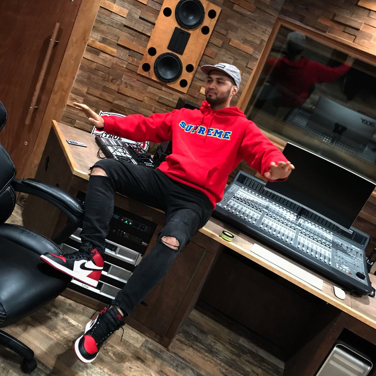 SKOOBBB's tweet photo. “I dont wear ed hardy got drip on my body” #STULIFE #INTHESTU #BIRTHDAYWEEKEND #THELOUDPACK #934MUSICSTUDIO https://t.co/AtyVG43YM0