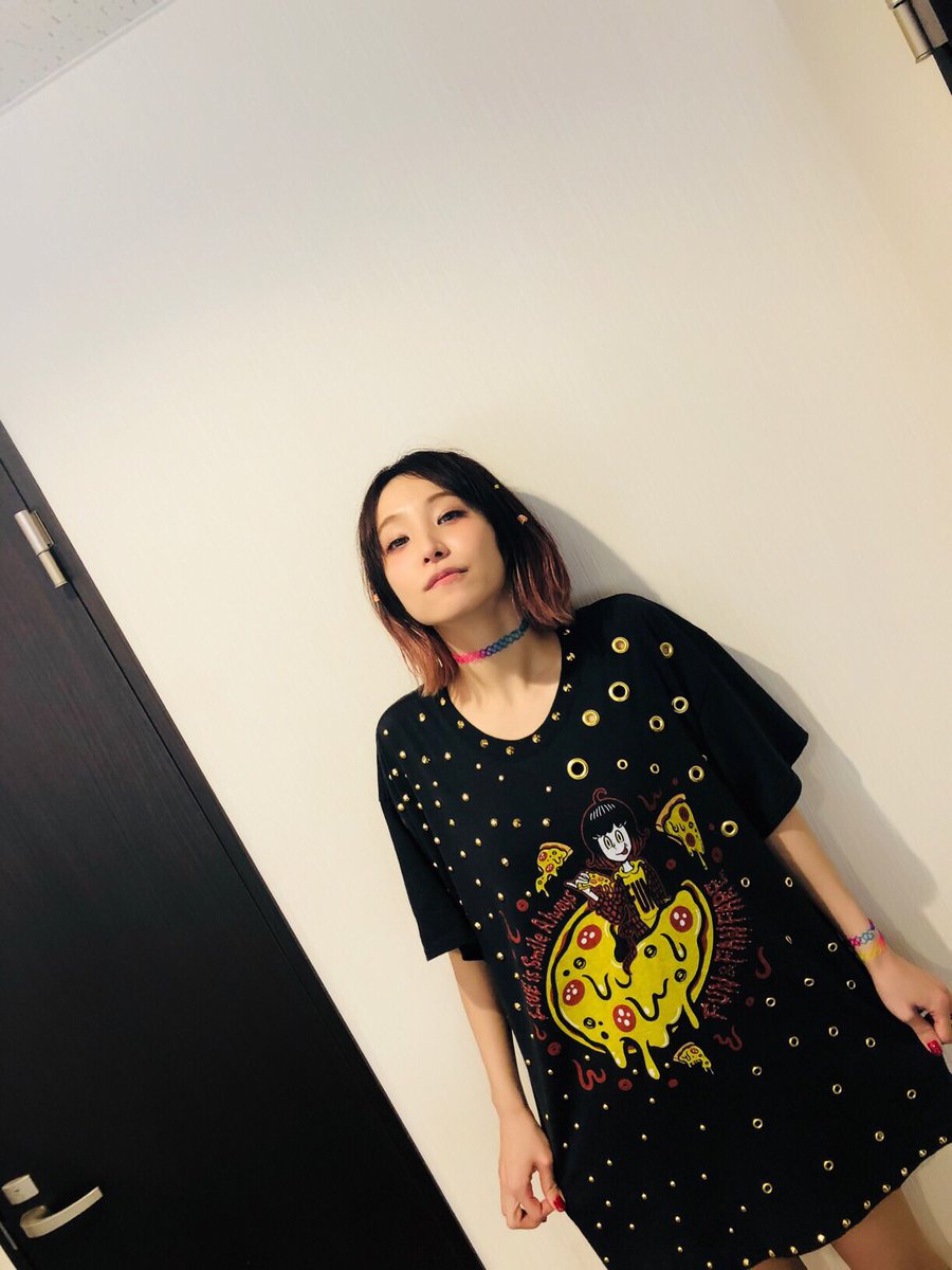 LiSA_OLiVE's tweet image. グッズのピザTも二つとも派手にしてもらいましたっ⠒̫⃝
@yoshidamiho 
#FandF