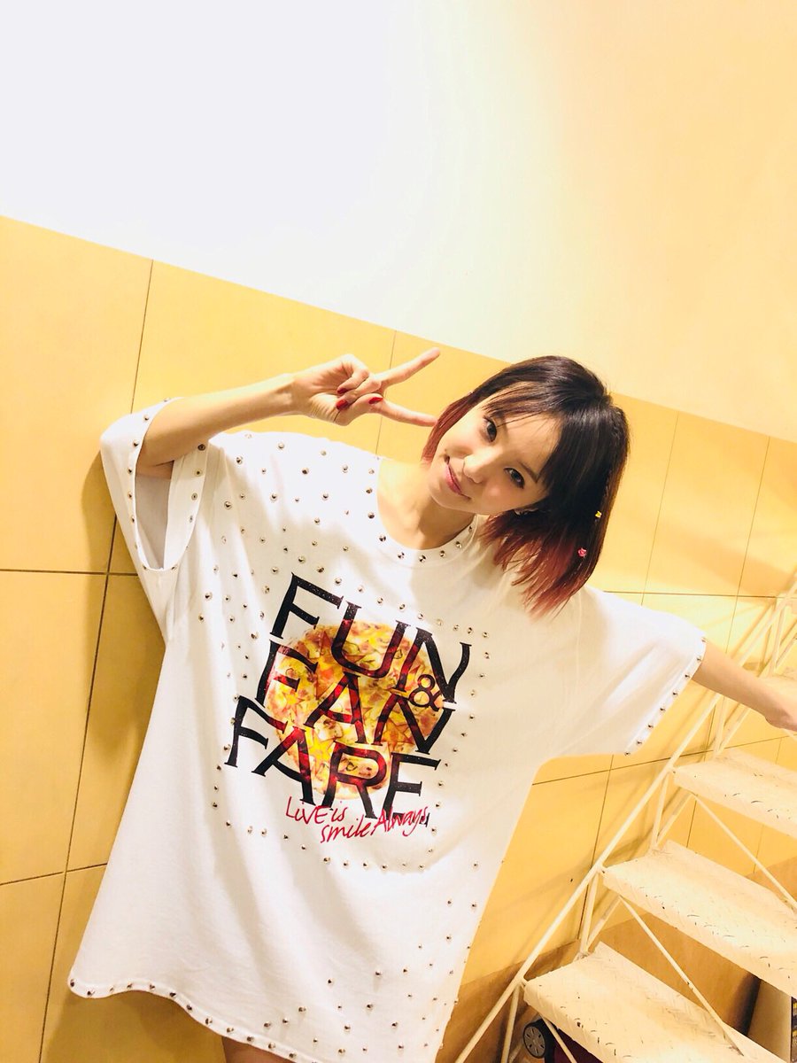 LiSA_OLiVE's tweet image. グッズのピザTも二つとも派手にしてもらいましたっ⠒̫⃝
@yoshidamiho 
#FandF