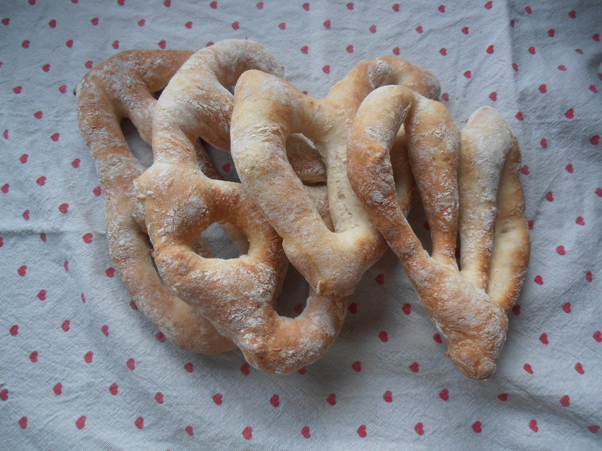 Tasteofthepast's tweet photo. Ciabatta and fougasse from our Med. Bread Course. Next course 6th Oct. booking now! £70 all day baking course, including excellent lunch. #learntomakebread #breadmaking #cookerycourses https://t.co/8udOk5ZmMO https://t.co/Qg0jguxiCG