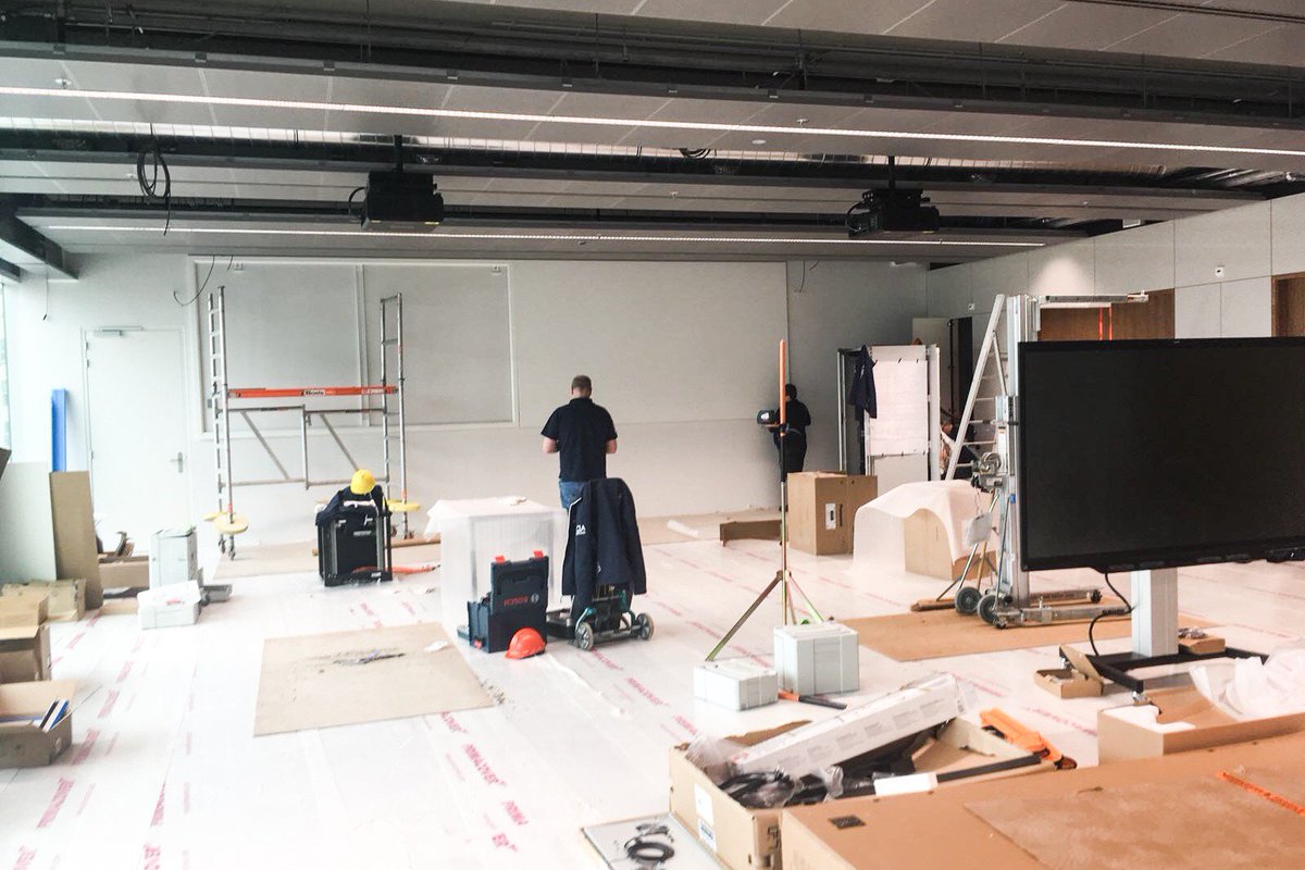 HeclaHengelo's tweet photo. Begonnen aan een tien weken durende operatie, waarbij wij het nieuwe onderwijsgebouw Pulse (flexibele en andersvormige onderwijsruimtes voor modern activerend onderwijs) op de campus van de @tudelft voorzien van high end audiovisuele middelen. #trots https://t.co/iHtSAd7gSE https://t.co/xRBNT7PGiZ