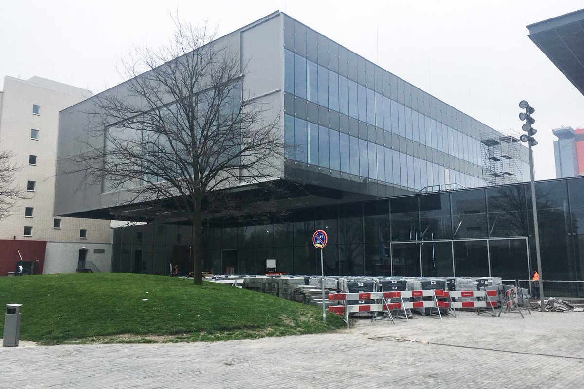 HeclaHengelo's tweet photo. Begonnen aan een tien weken durende operatie, waarbij wij het nieuwe onderwijsgebouw Pulse (flexibele en andersvormige onderwijsruimtes voor modern activerend onderwijs) op de campus van de @tudelft voorzien van high end audiovisuele middelen. #trots https://t.co/iHtSAd7gSE https://t.co/xRBNT7PGiZ