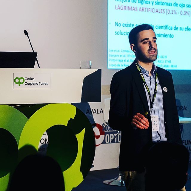oo_org's tweet photo. Más foreros que participaron en las comunicaciones orales de este #optom18. Carlos Carpena. “¿Apoyo corneo-escleral o escleral en présbitas? #quechapamaschula #foro #opticos #optometristas #optom18 https://t.co/wnwOINhXUf https://t.co/EeaGaqSh9B