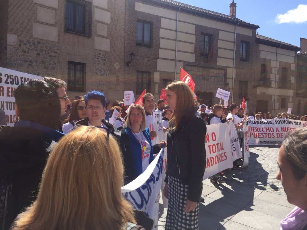 espinar_mar's tweet photo. Saludando a los 250 trabajadores que han formado @subrogalos5.

Nada ha quedado claro de cómo pretende actuar el gobierno y cuál va a ser el futuro de los trabajadores tras la #ComisonCulturayDeporte https://t.co/KDGN0vutln