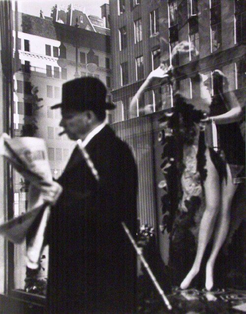 PecknCallGirls's tweet photo. It's Monday &amp; you're getting ready to start the weekday grind -

But we know we're still on your mind 😋

@sapiotextual 
@ThePumpNGrind 
@RuinedBoudoir 
@SlipOfAGirl 
@TrailerTrashGrl 
@CloisterFuck 
@listentolisa 
@fkmuse 

Lisette Model, Reflection, New York, 1950 https://t.co/4fYcSASLVu