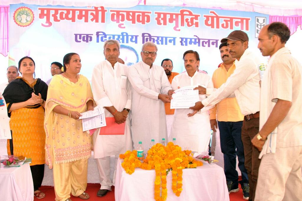 rshuklabjp's tweet photo. आज रीवा कृषि मंडी में आयोजित एक दिवसीय किसान सम्मेलन में मुख्यमंत्री कृषक समृद्धि योजना की प्रोत्साहन राशि का वितरण किया। इस दौरान सांसद श्री @Janardan_BJP जी भी उपस्थिति रहे।
मध्यप्रदेश की है पहचान कृषक बलवान देश महान।। @ChouhanShivraj @SuhasBhagatBJP @BJP4MP @RadhamohanBJP https://t.co/eqMZKjAu5M