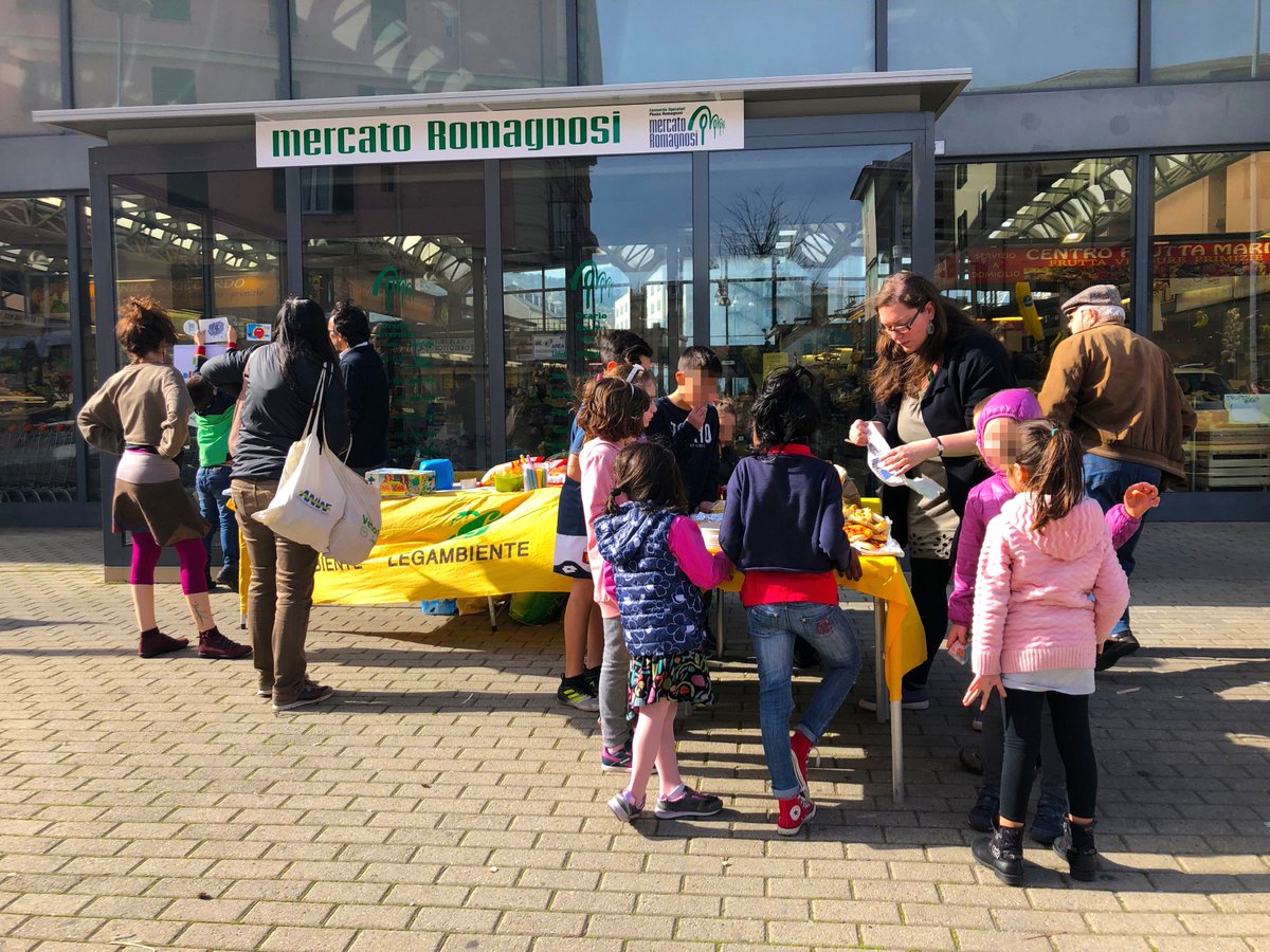 LegambienteLig's tweet photo. Sabato abbiamo giocato con i bambini davanti al Mercato Romagnosi! Anche con il sole è importante pensare alle norme di autoprotezione! Ringraziamo i commercianti del mercato per la gustosa merenda offerta!! @santogrammatico #dissestoidrogeologico #educazioneambientale #ccp2017 https://t.co/2ZQQfHFoOI