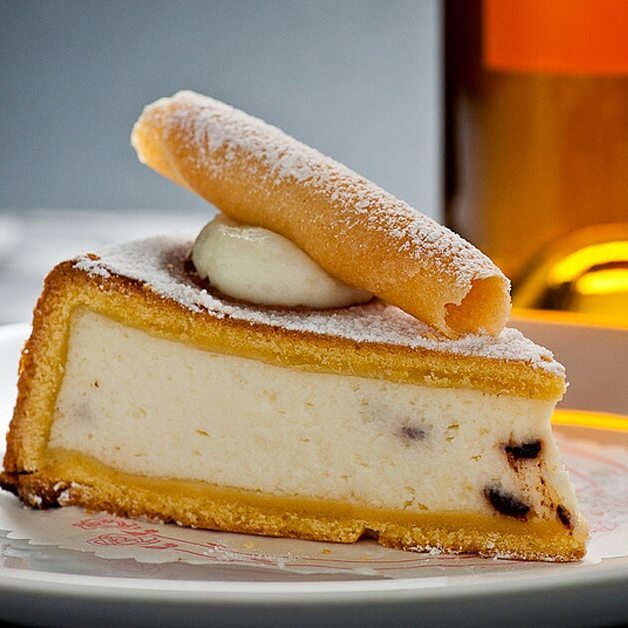 Un impasto di ricotta e zucchero avvolto in una sfoglia di pastafrolla e cotto al forno. Cosi' nacque la prima versione della #cassata, oggi chiamata cassata al forno, tipicamente #palermitana.
📷Kalarooms
#yummysicily #ItalyfotFoodies #SicilyforFoodies #annodelciboitaliano