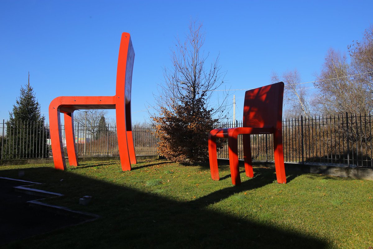 ArtigianiVarese's tweet photo. Da domani, e per 15 giorni, la sedia rossa di @FaberLabVarese (design @giorgiocaporaso - produzione @LessmoreLiving), sbarca all'@AeroportoMilano per mostrare l'artigianato di design al mondo. Passate a farvi un selfie! #sediarossafaberlab https://t.co/cDNhj14TIe https://t.co/IchNhyCuY5