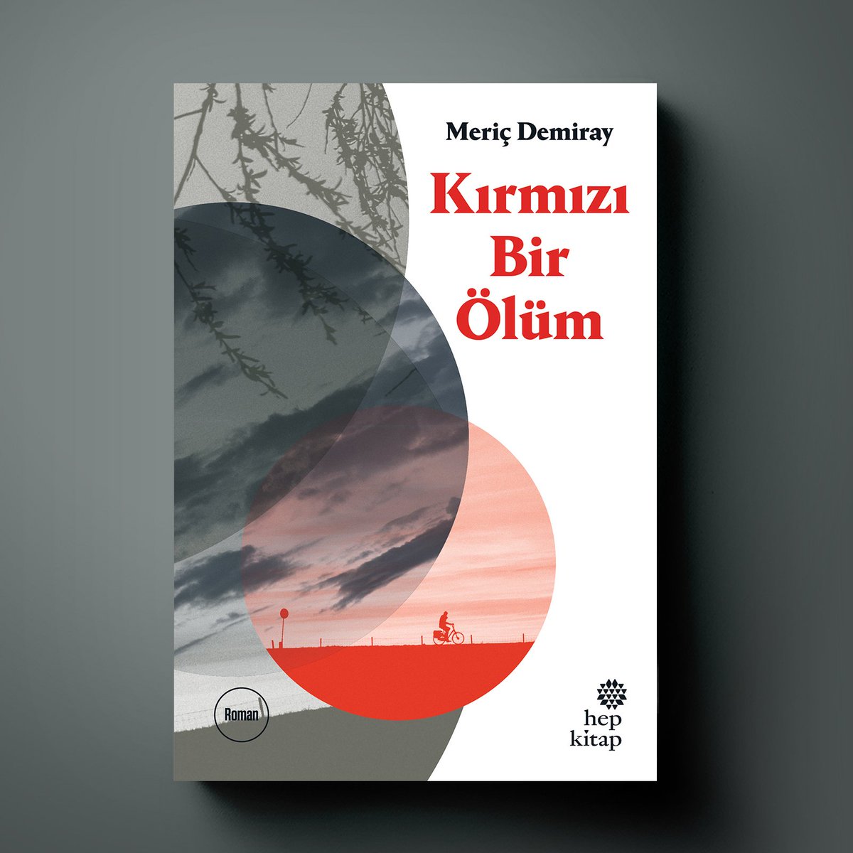Ünlü senarist Meriç Demiray’dan yepyeni bir roman bu hafta okurları bekliyor! Tesadüfen bulduğu bir bisikletle hayatının yolculuğuna çıkan Kahraman’ın hikâyesi okurları bir insanın değişimine tanık ediyor! #MeriçDemiray #KırmızıBirÖlüm <a href="/mericdem/">Meriç Demiray</a> bit.ly/hepkırmızı