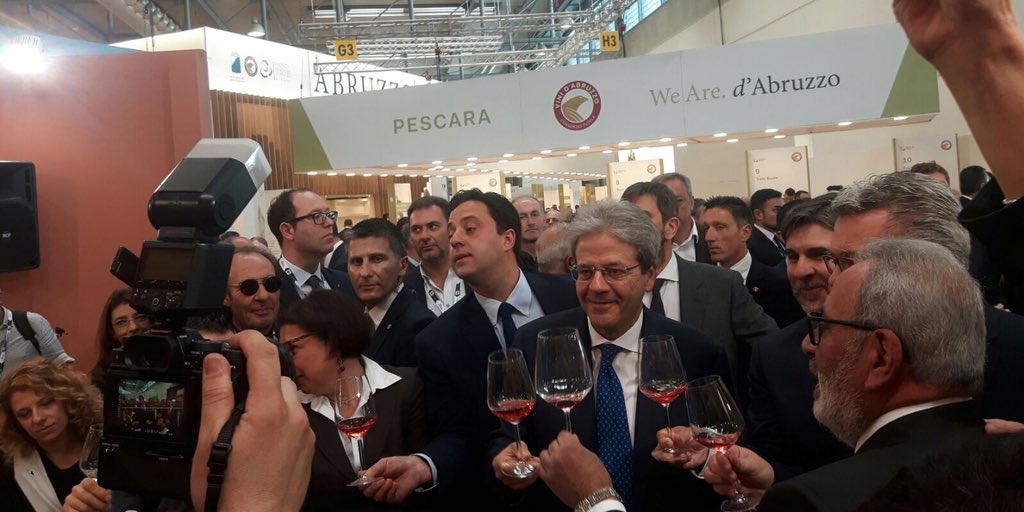 Homina (@hominarp) on Twitter photo Il presidente del Consiglio <a href="/PaoloGentiloni/">Paolo Gentiloni</a> saluta il presidente Verna e brinda con un Cerasuolo dâAbruzzo <a href="/cantinatollo/">Cantina Tollo</a> <a href="/vinitalyclub/">Vinitaly Wine Club</a> Il presidente del Consiglio <a href="/PaoloGentiloni/">Paolo Gentiloni</a> saluta il presidente Verna e brinda con un Cerasuolo dâAbruzzo <a href="/cantinatollo/">Cantina Tollo</a> <a href="/vinitalyclub/">Vinitaly Wine Club</a>