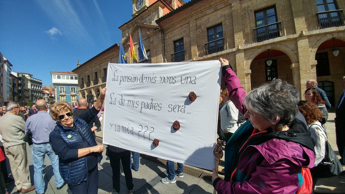 Llena la plaza del Ayuntamiento de Avilés por unas #PensionesDignas .
Gracias a quienes luchan por el presente y por el futuro.