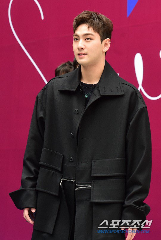 Melodia_Muse's tweet photo. [TRANSLATION] 180416 NU’EST’s reps state, “Kang Dong Ho’s innocence has been proven… proseuction acquits him of sexual harrassment charges”

#뉴이스트W #NUEST_W #백호 #Baekho

Source link → https://t.co/TTpvW2ZcL8 https://t.co/QiUKEClhhq