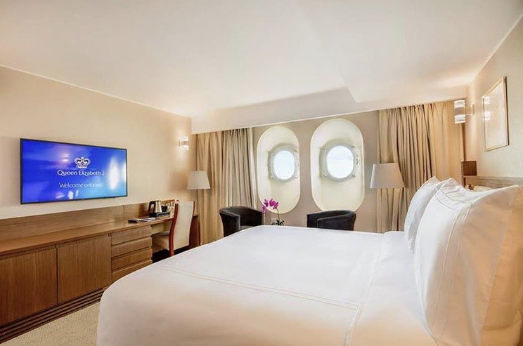 De Queen Elisabeth 2, decenialang het vlaggenschip van rederij <a href="/cunardline/">cunardline</a>, opent woensdag de deuren als drijvend luxehotel in Dubai... #dubai #hotel travellikeapro.be/legendarisch-c…