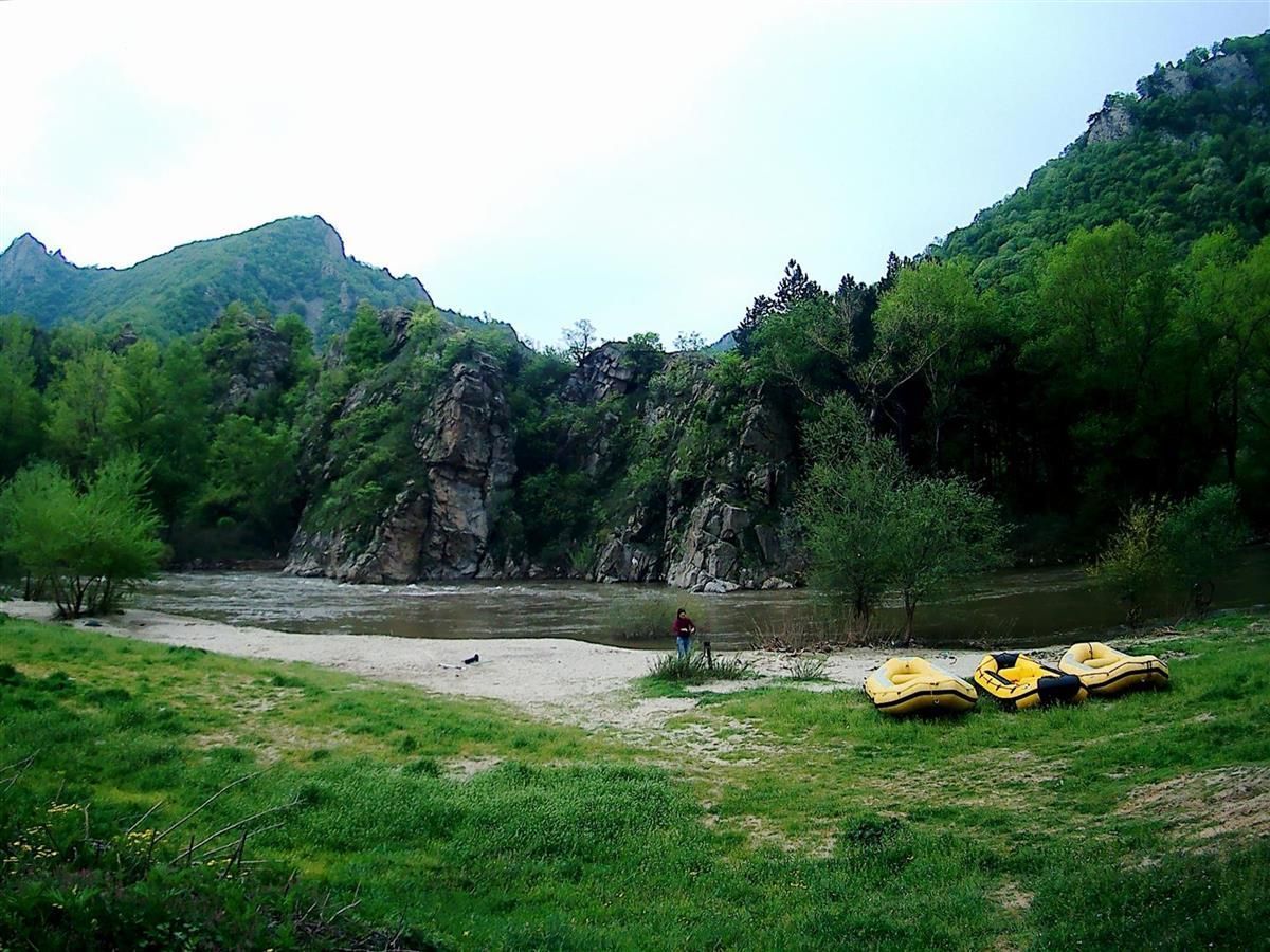 sunandsany's tweet photo. Едно от най-предпочитаните места за рафтинг в България – коритото на река Струма https://t.co/3hhH8DdN4g #bulgaria #rafting #explorebulgaria https://t.co/HnRcC0Dmgs
