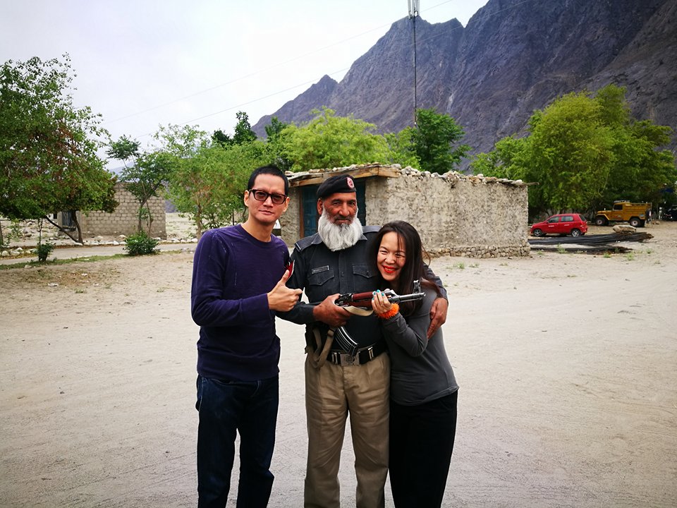 HunzavalleyPk's tweet photo. Our Guest from #Thailand with a Policman at #Juglot enroute to #Gilgit
#gilgitheartofpakistan
#Pakistan 🇵🇰
Enjoying their Trip 😊😊 https://t.co/VhwBNkA68e