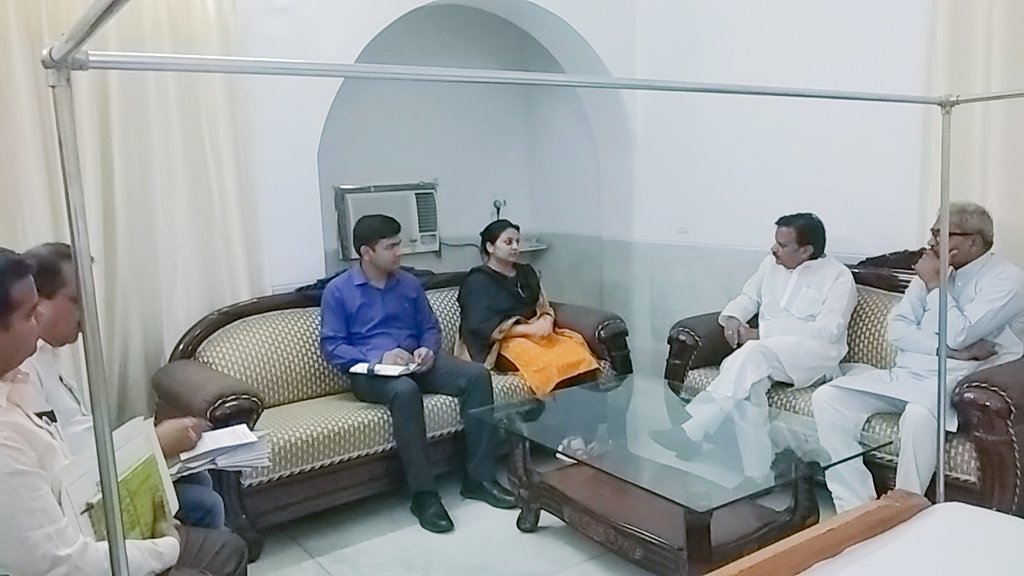 Janardan_BJP's tweet photo. राजनिवास में मा० मंत्री @rshuklabjp जी के साथ प्रशासनिक बैठक की । https://t.co/G1bqDvUHyJ