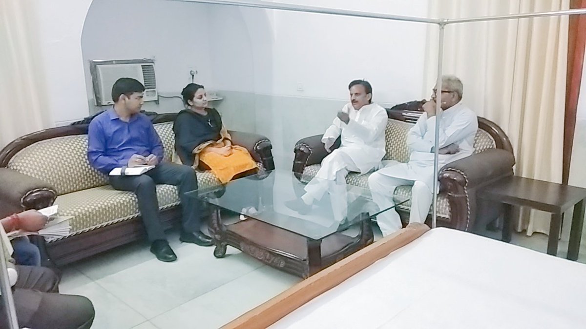 Janardan_BJP's tweet photo. राजनिवास में मा० मंत्री @rshuklabjp जी के साथ प्रशासनिक बैठक की । https://t.co/G1bqDvUHyJ