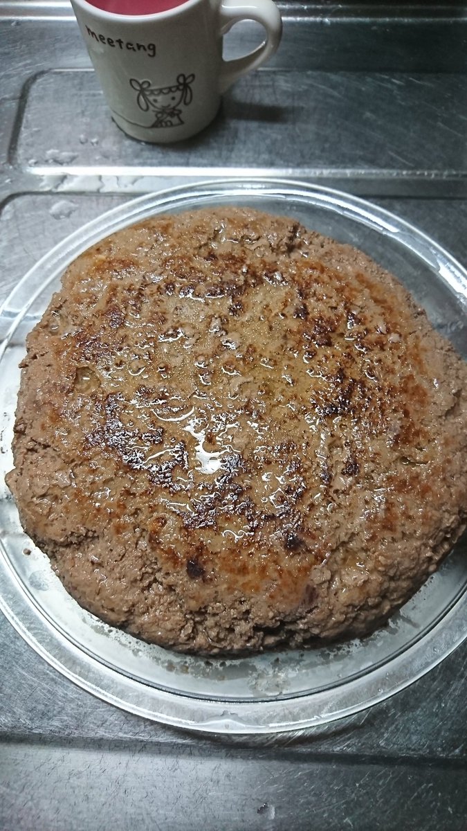 Tomo On Twitter 炊飯器で巨大ハンバーグ 簡単で美味しいけど入れれる皿がないからカエルのおぼん上にラップひいた 炊飯器はハンバーグに占拠されていたので土鍋ご飯 巨大ハンバーグ Https T Co Psvgsocv9u Twitter