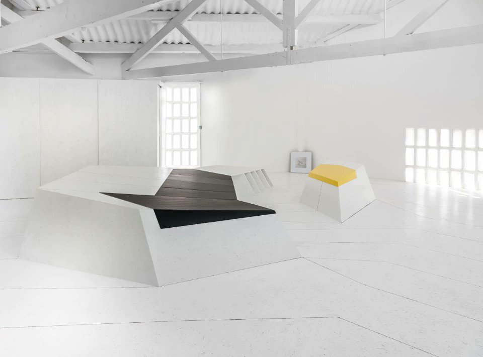 estudiodeuve's tweet image. El antiguo #Taller mecánico de taxis se vuelve espacio habitable #fluido, adapto al genio creativo de su inquilino.
#ExternalReference, #Barcelona 
domusweb.it/es/noticias/20…