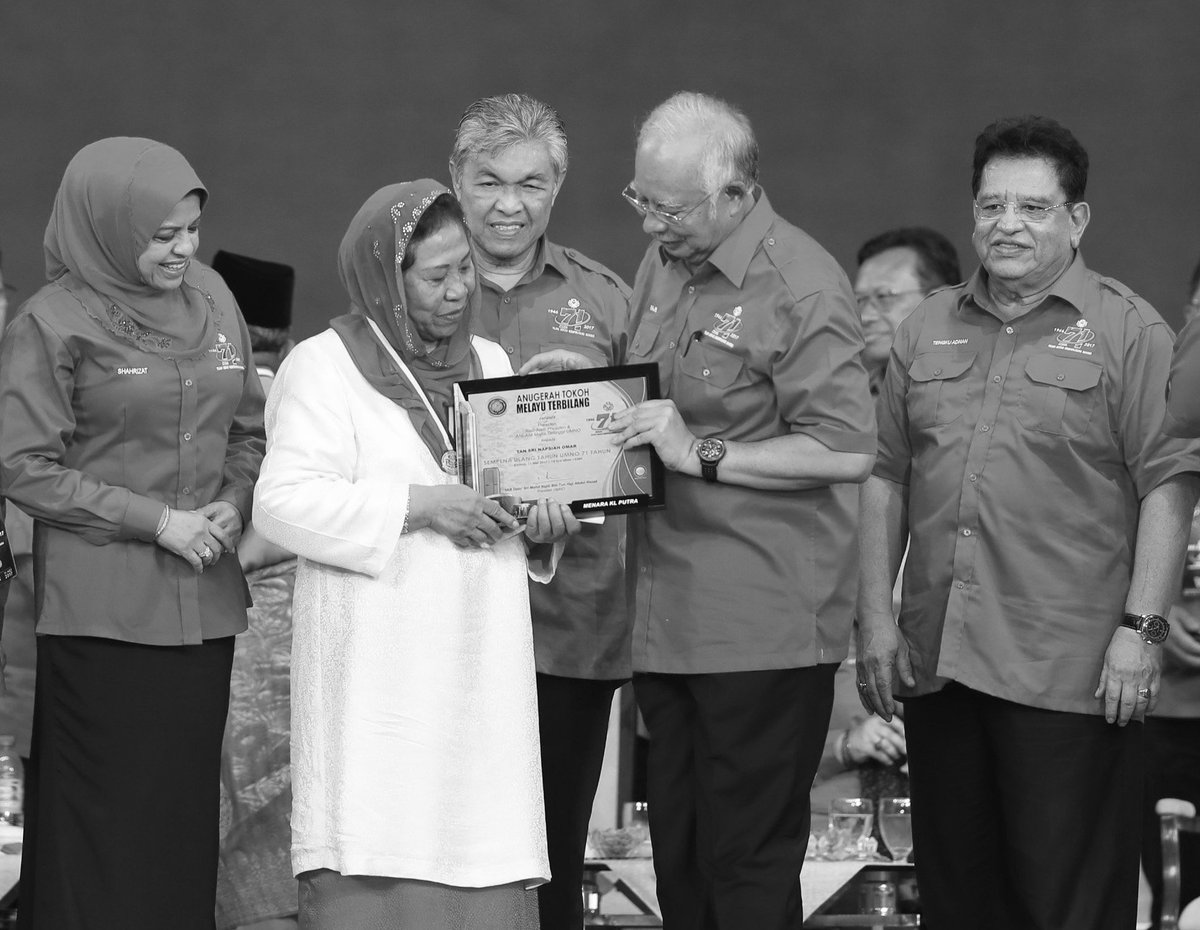 NajibRazak's tweet photo. Innalillahiwainnailaihirajiun. Perginya pejuang UMNO dan Tokoh Melayu Terbilang, Tan Sri Napsiah Omar hari ini. Saya masih ingat kata-kata Allahyarhamah, bahawa yang menjadikan UMNO hidup dan kuat adalah ahli-ahlinya. Semoga roh Allahyarhamah dicucuri rahmat. Al-Fatihah. https://t.co/NgdIcEvJFI