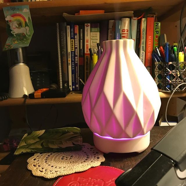 JenMcGahan's tweet photo. Up early, watching a webinar, learning. #alwayslearning #mondaymotivation #singlemom #learn #grow #clearpath #diffuser #intooils #focus #lavender #peppermint #lemon #cleanair #webinar #onlinelearning #onlineclass #earlymorning #office #officedecor #work… https://t.co/TOCyXuIhQv https://t.co/Fc1d47A1YO