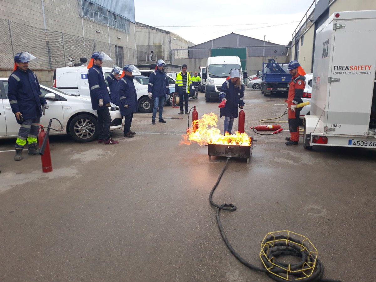Albertestival's tweet photo. Desde @sorea apostem per la formació. Avui curs de Seguretat i Salut Laboral en matèria d'Extinció Incendis. Perquè la seguretat es cosa de tots. #Eficiència #Seguretat #SSL Penedés-Garraf https://t.co/ZWjiEoUNYJ