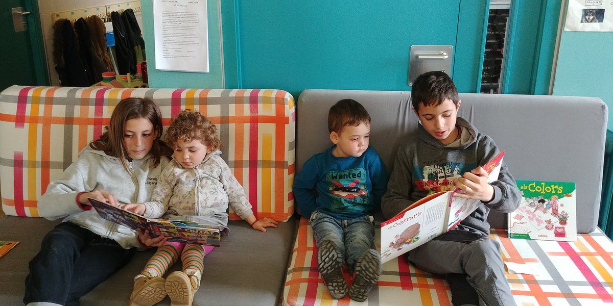 escolallucanes's tweet photo. Avui els geganters de @LaPitotaEB han vingut a l'escola per participar d'una experiència lectora amb els alumnes de CS. S'ha creat un ambient de lectura molt enriquidor per les dues parts. Encantats amb la seva visita! https://t.co/MC1VkFLMpQ