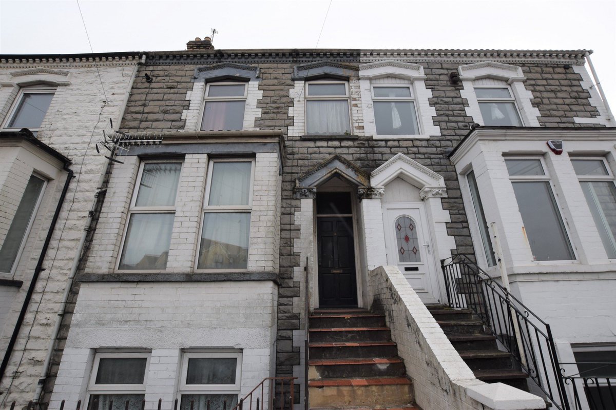 LauraFourWalls's tweet photo. **INVESTOR ALERT** #newinstruction in splott - 1 bed top floor flat - needs some TLC #idealinvestment #cardiff £77,500 #nochain https://t.co/yxxDNUEb8M
