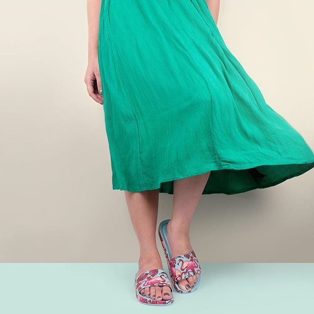 Melissa_PH's tweet photo. It's the season to bring out your vibrant summer dresses and complete your summer #OOTD with a pair of Melissa Beach Slide 3DB. Available already in our stores now! #MelissaPhilippines #MelissaMapping #MEinMelissa https://t.co/HTDDyyivCG