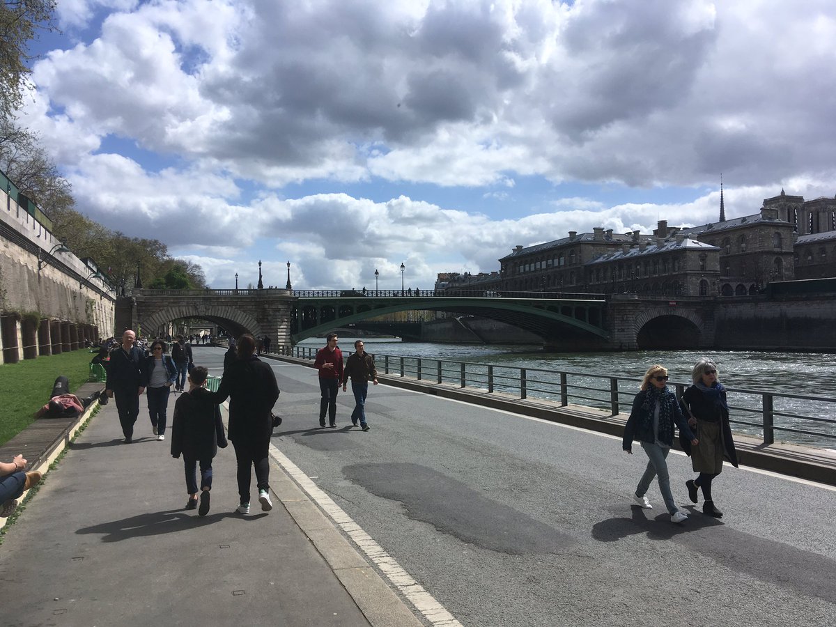 Anne_Hidalgo's tweet photo. Des Parisiens en vacances ou en pause déjeuner, des touristes, des familles, des retraités, des cyclistes, des piétons, des rollers, des promeneurs... Les #berges de Seine piétonnisées sont devenues un incontournable de la capitale ! 🚲🛴😎 #Paris #RivesDeSeine https://t.co/c64KViY1n3