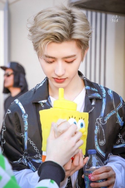 iQIYIofficial's tweet photo. #Ninepercent 美國遊玩！#蔡徐坤 #陳立農 #範丞丞 #justin #林彥俊 #朱正廷 #王子異 #小鬼 #尤長靖 在環球影城遊玩，路透圖中集體拿小黃人水杯喝水，範丞丞還帶史瑞克頭飾。看起來都玩的很開心。 https://t.co/yGSQo1Wrlw