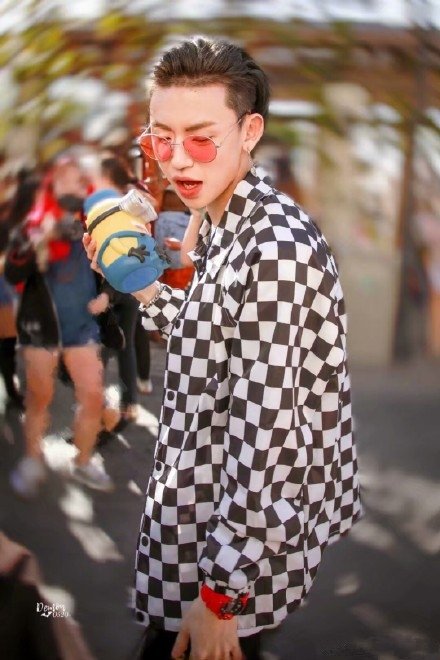 iQIYIofficial's tweet photo. #Ninepercent 美國遊玩！#蔡徐坤 #陳立農 #範丞丞 #justin #林彥俊 #朱正廷 #王子異 #小鬼 #尤長靖 在環球影城遊玩，路透圖中集體拿小黃人水杯喝水，範丞丞還帶史瑞克頭飾。看起來都玩的很開心。 https://t.co/yGSQo1Wrlw