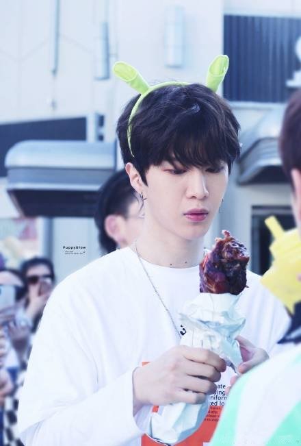 iQIYIofficial's tweet photo. #Ninepercent 美國遊玩！#蔡徐坤 #陳立農 #範丞丞 #justin #林彥俊 #朱正廷 #王子異 #小鬼 #尤長靖 在環球影城遊玩，路透圖中集體拿小黃人水杯喝水，範丞丞還帶史瑞克頭飾。看起來都玩的很開心。 https://t.co/yGSQo1Wrlw